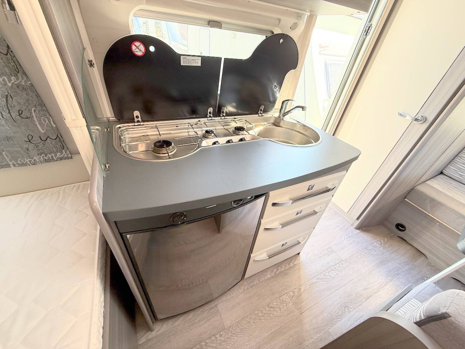 Une petite caravane d'occasion récente, en parfait état, 4 places, une Hobby 390 SF Ontour, à Roques proche de Toulouse (31)