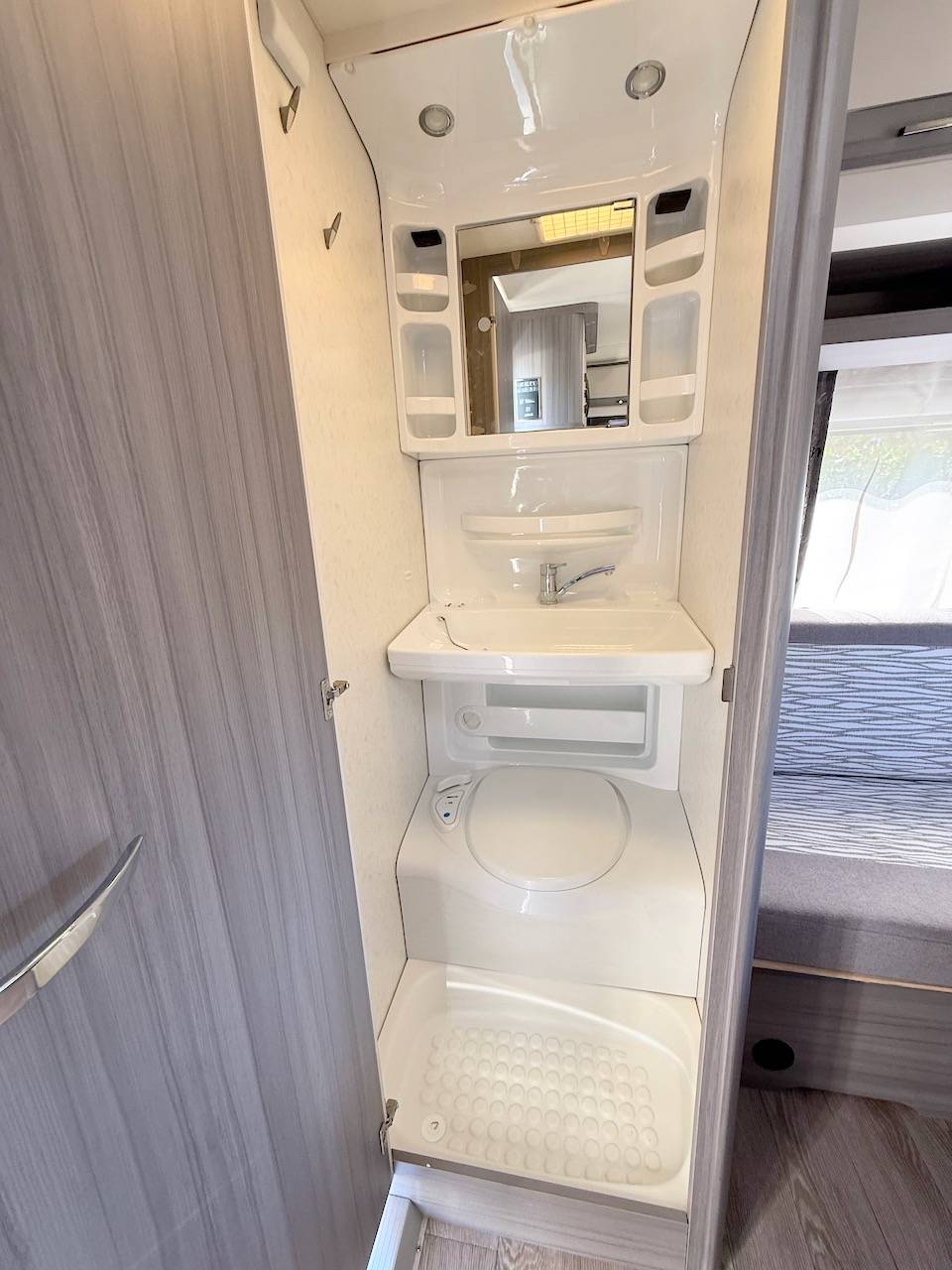 Une petite caravane d'occasion récente, en parfait état, 4 places, une Hobby 390 SF Ontour, à Roques proche de Toulouse (31)