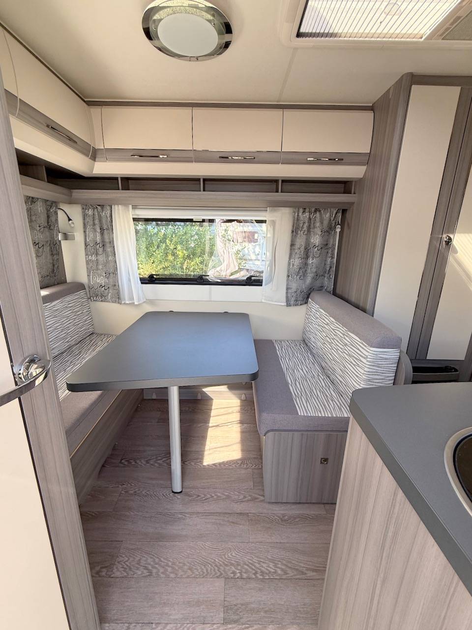 Vend Une petite caravane d'occasion récente, en parfait état, 4 places, une Hobby 390 SF Ontour, à Roques proche de Toulouse (31)