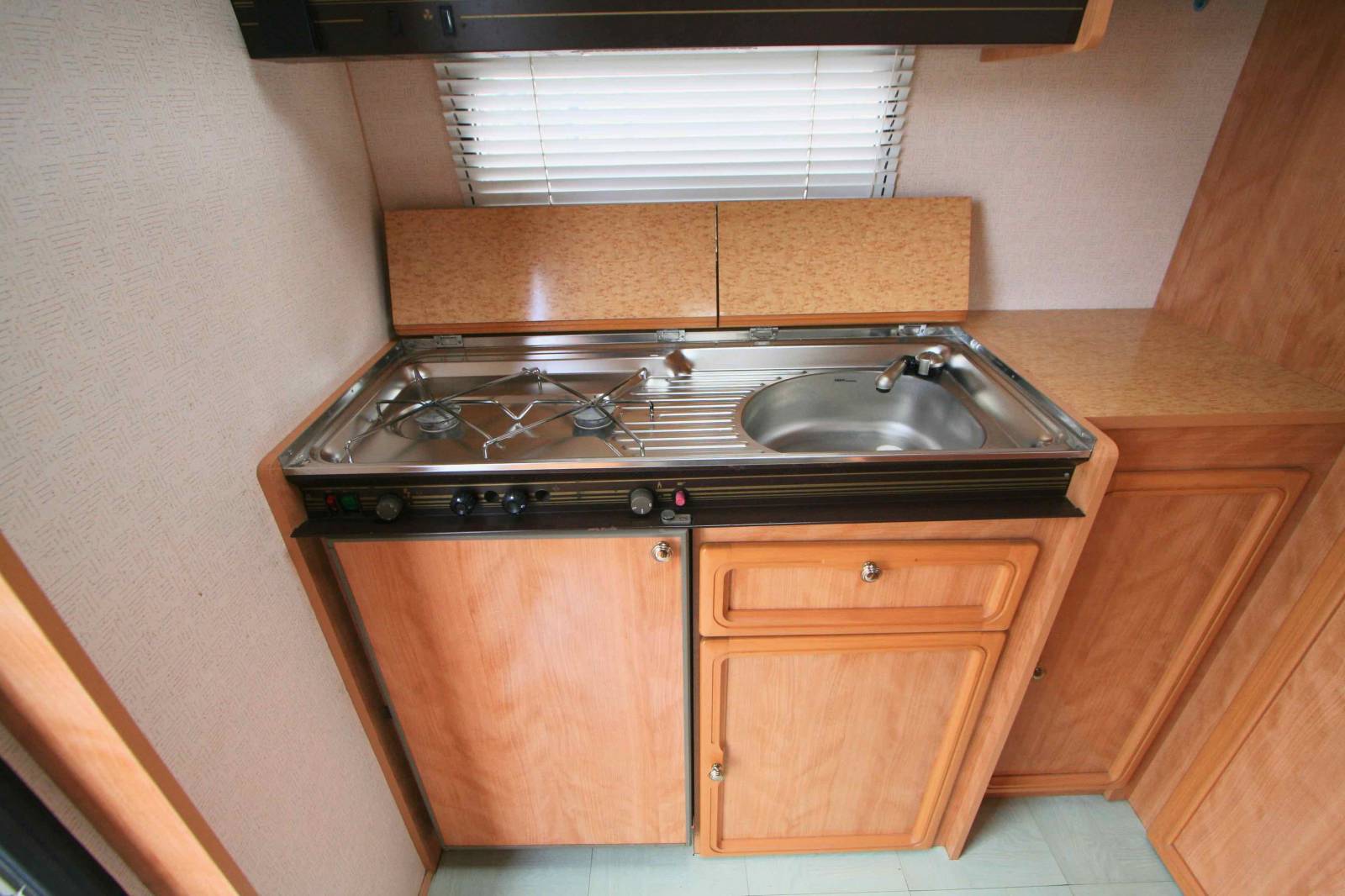 Achat Caravane occasion, lit transversal avant, 4 couchages, Sterkeman Tassili 460 CP à Roques proche de Toulouse (31)