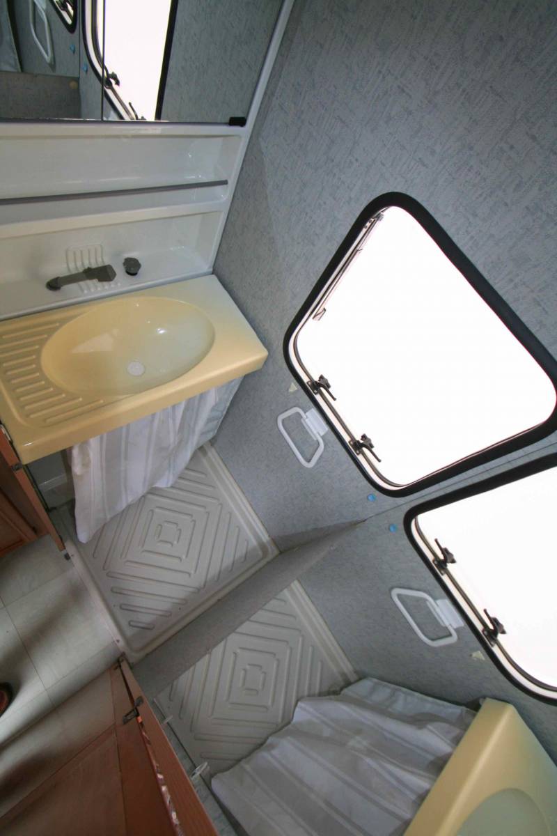 Caravane occasion, lit transversal avant, 4 couchages, Sterkeman Tassili 460 CP à Roques proche de Toulouse (31)