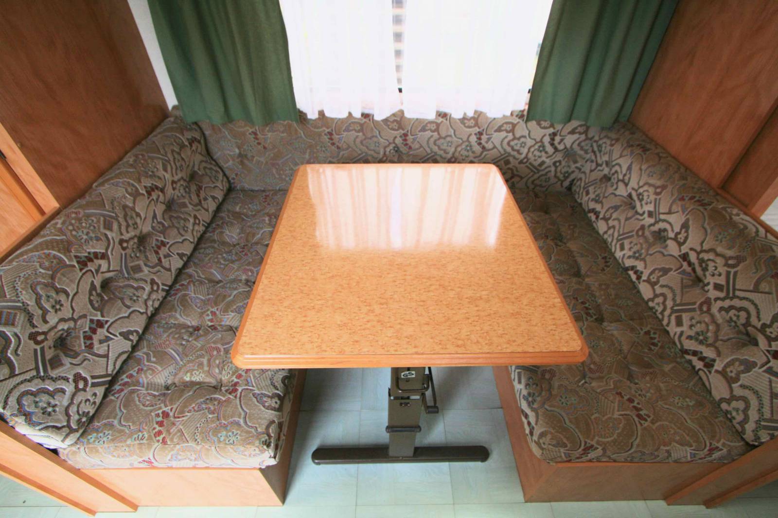 Achat Caravane occasion, lit transversal avant, 4 couchages, Sterkeman Tassili 460 CP à Roques proche de Toulouse (31)