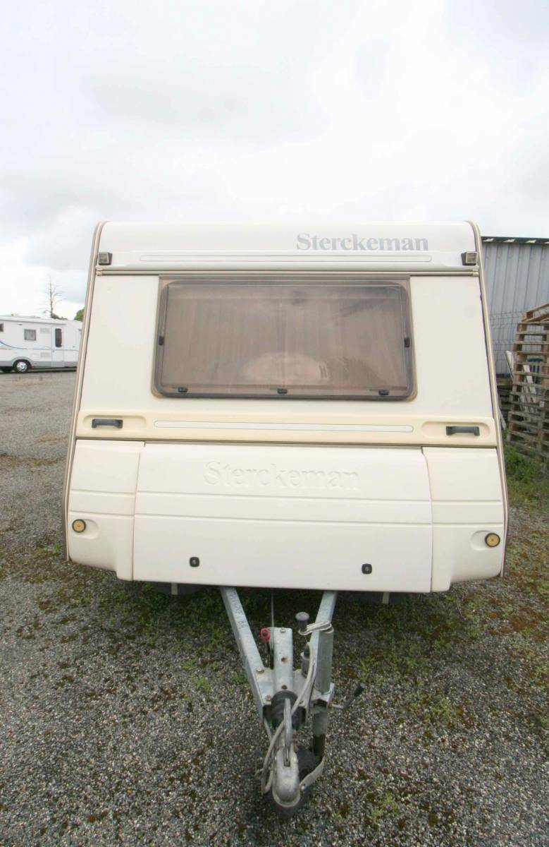 Caravane occasion, lit transversal avant, 4 couchages, Sterkeman Tassili 460 CP à Roques proche de Toulouse (31)