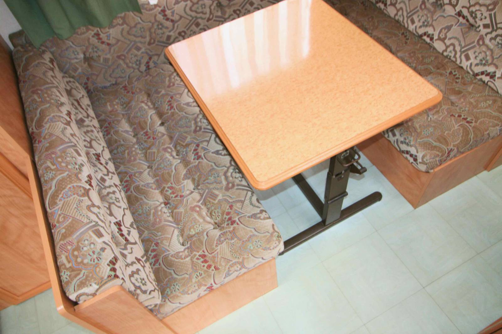 Caravane occasion, lit transversal avant, 4 couchages, Sterkeman Tassili 460 CP à Roques proche de Toulouse (31)