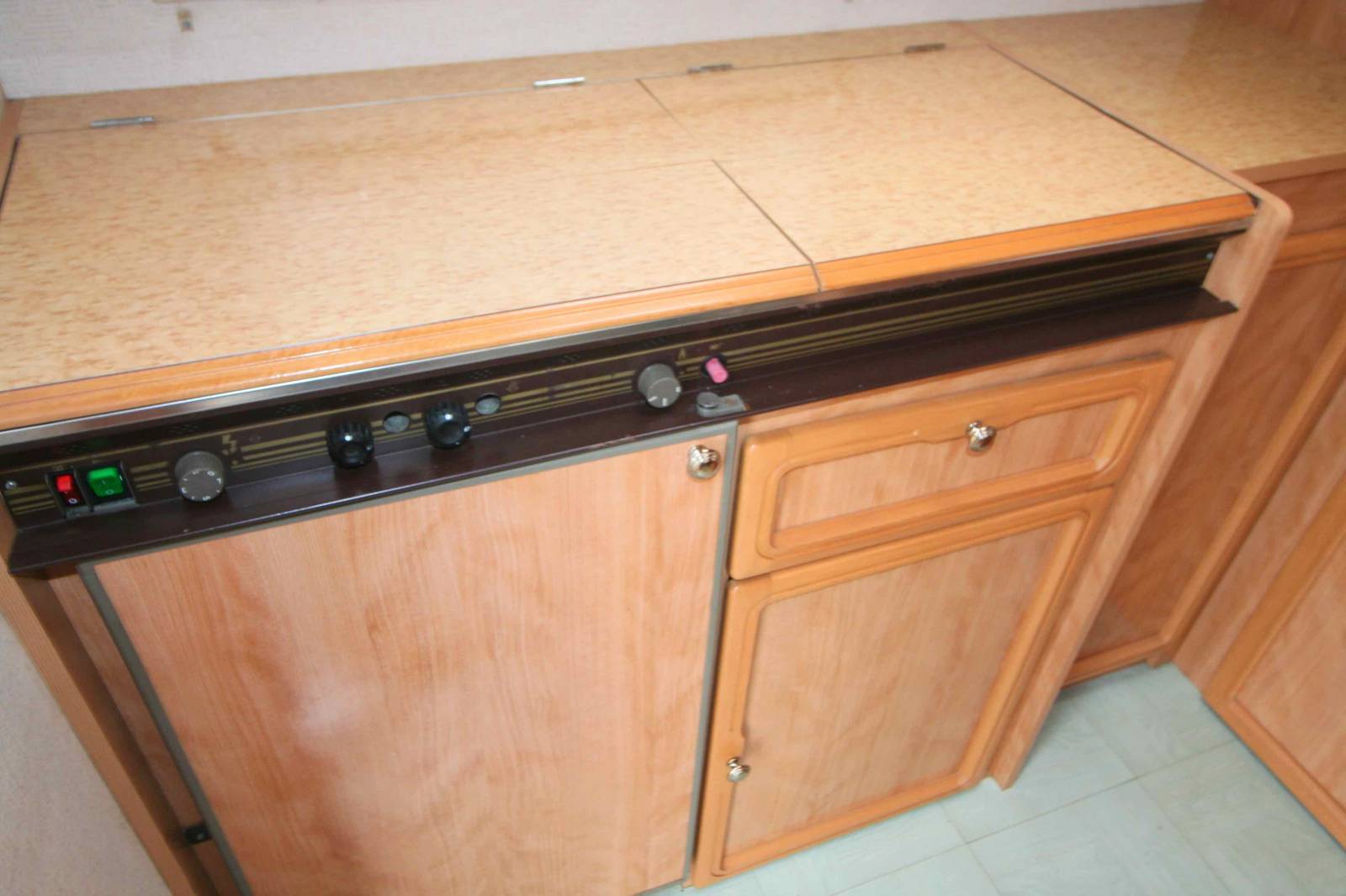 Caravane occasion, lit transversal avant, 4 couchages, Sterkeman Tassili 460 CP à Roques proche de Toulouse (31)