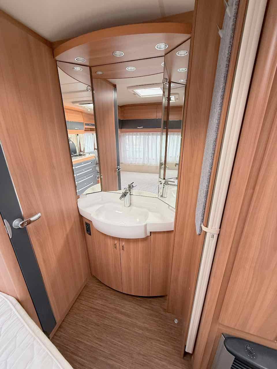 Caravane occasion, lit à la française, salon en U, 4 couchages, Hobby 460 UFe De Luxe, à Roques proche de Toulouse (31)