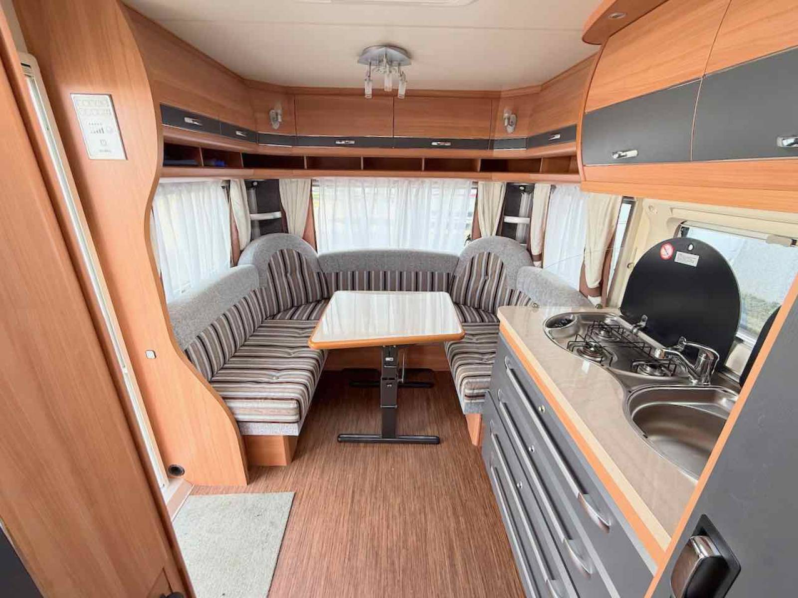 Vend Caravane occasion, lit à la française, salon en U, 4 couchages, Hobby 460 UFe De Luxe, à Roques proche de Toulouse (31)