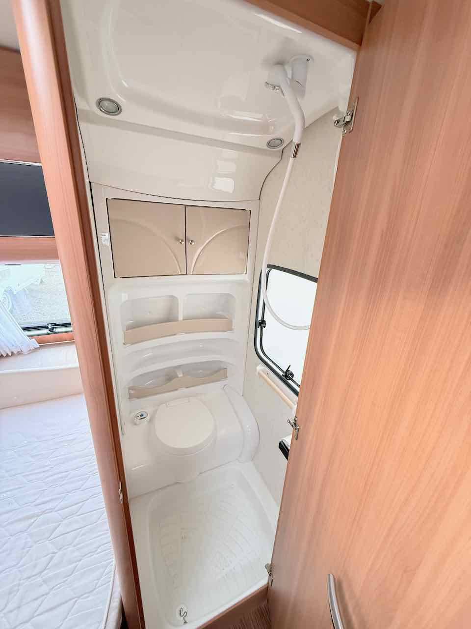 Achat Caravane occasion, lit à la française, salon en U, 4 couchages, Hobby 460 UFe De Luxe, à Roques proche de Toulouse (31)