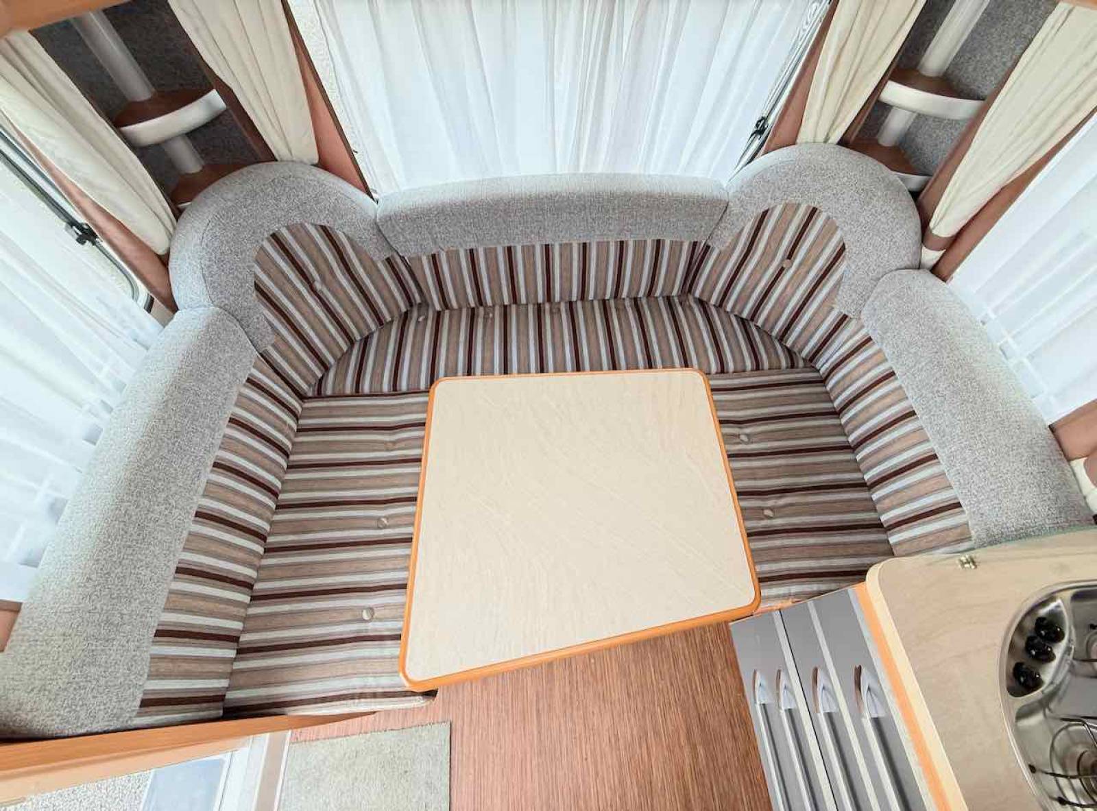 Caravane occasion, lit à la française, salon en U, 4 couchages, Hobby 460 UFe De Luxe, à Roques proche de Toulouse (31)