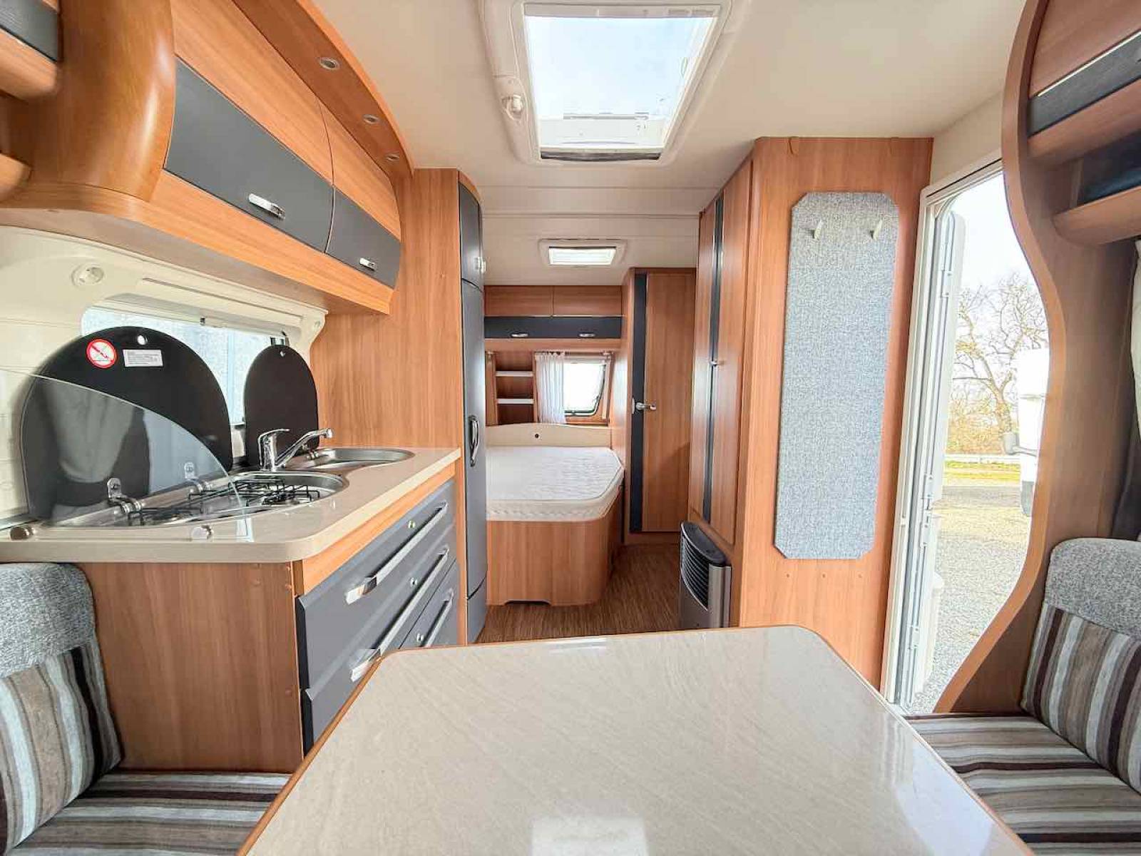 Vend      Caravane occasion, lit à la française, salon en U, 4 couchages, Hobby 460 UFe De Luxe, à Roques proche de Toulouse (31)