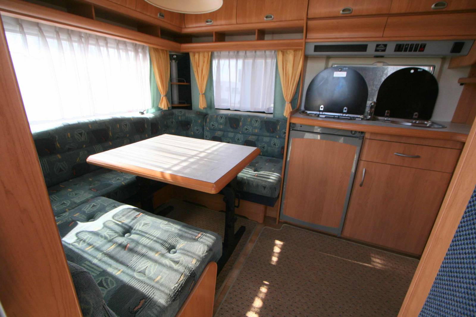 Vacances et loisirs, spécialiste de la caravane d'occasion présente une nouvelle caravane d'occasion 4 couchages, lit à la française, une Hobby 460 UFe Excellent, à Roques Proche de Toulouse (31)