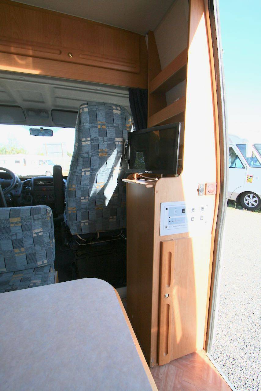 Vend Fourgon aménagé occasion, moins de 6 m, 3 couchages, Adria Van, à Roques proche de Toulouse (31)