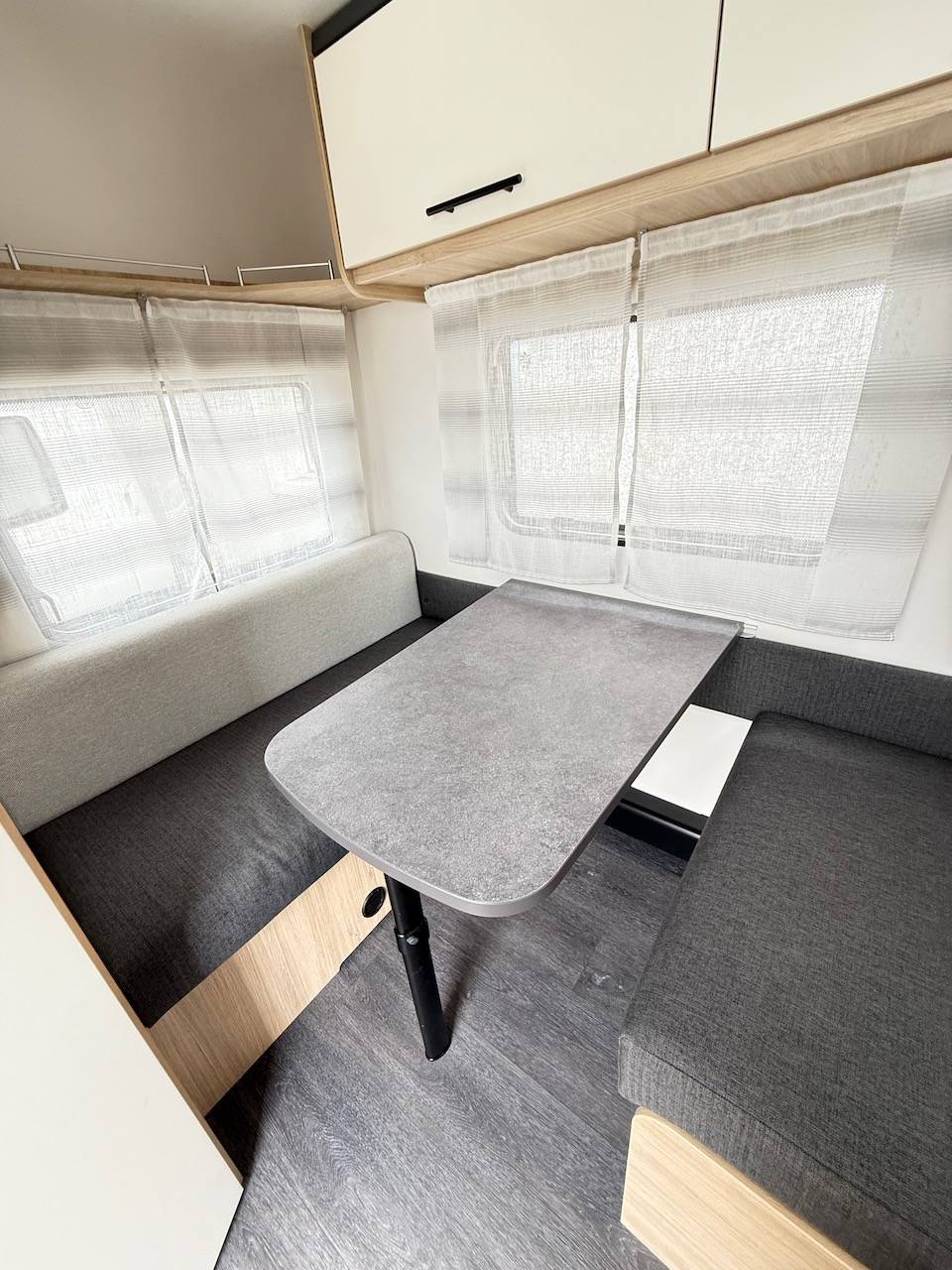 Caravane occasion, moins de 6 m, 4 places, presque neuve, Caravelair Alba 390, à Roques, proche de Toulouse 31