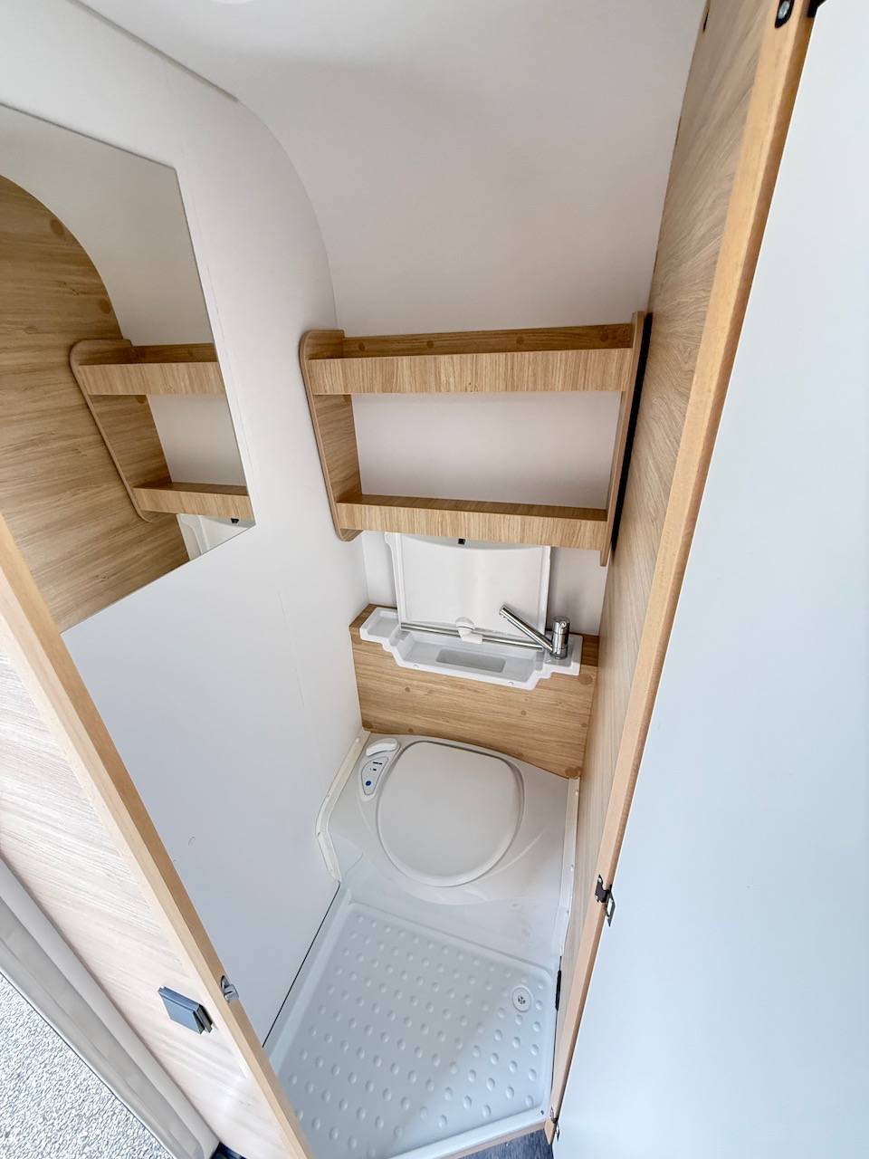 Achat Caravane occasion, moins de 6 m, 4 places, presque neuve, Caravelair Alba 390, à Roques, proche de Toulouse 31