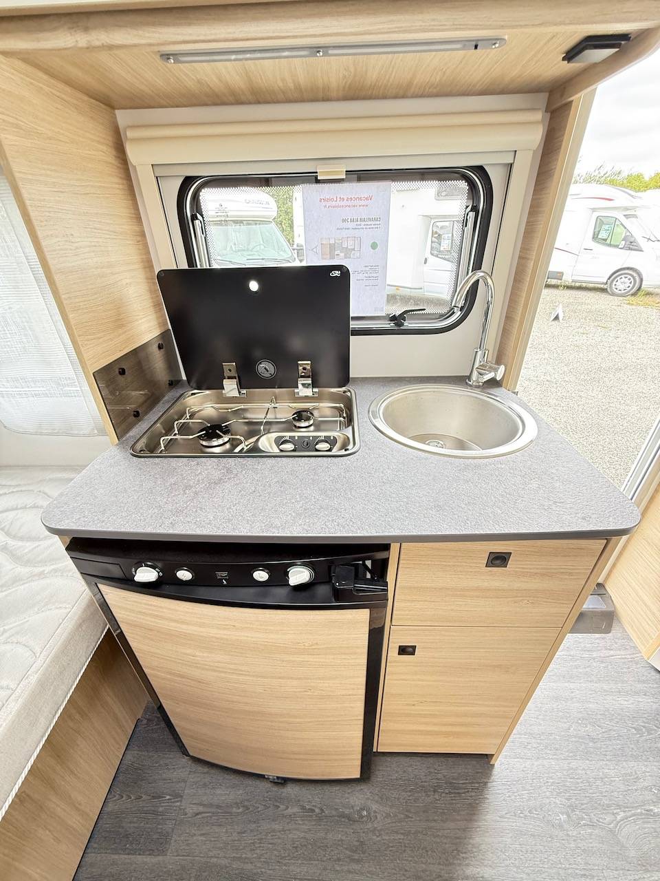 Vend Caravane occasion, moins de 6 m, 4 places, presque neuve, Caravelair Alba 390, à Roques, proche de Toulouse 31