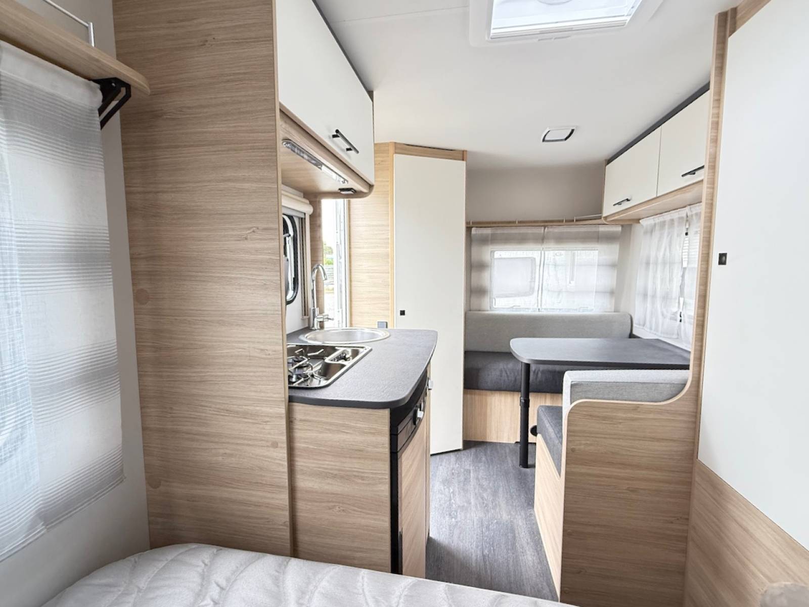 Vend Caravane occasion, moins de 6 m, 4 places, presque neuve, Caravelair Alba 390, à Roques, proche de Toulouse 31