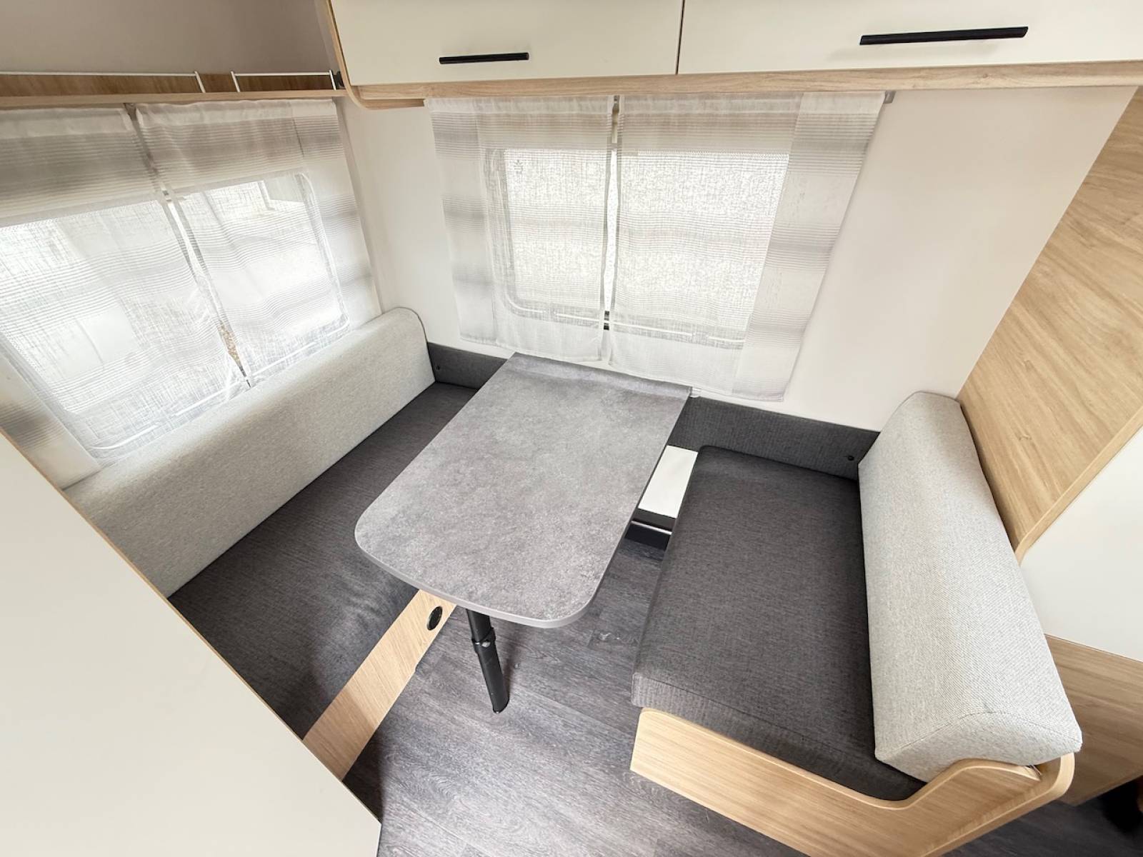 Vend Caravane occasion, moins de 6 m, 4 places, presque neuve, Caravelair Alba 390, à Roques, proche de Toulouse 31