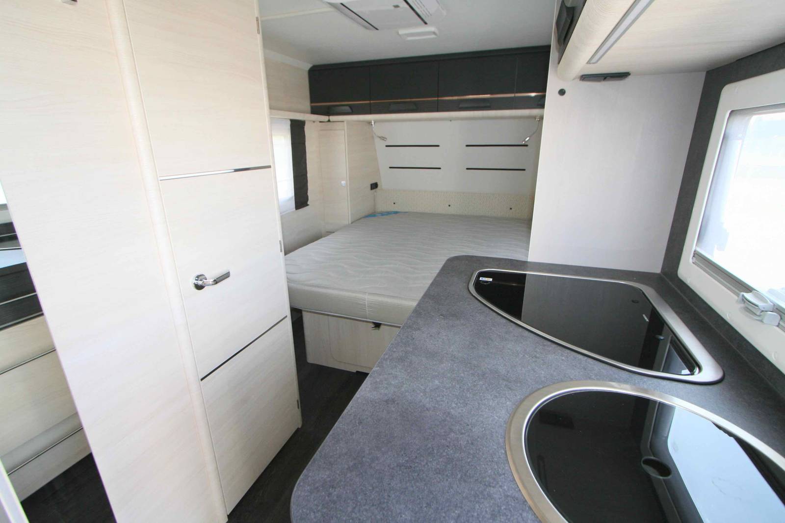 Vend Caravane occasion 4 couchages, lit central, presque neuve, climatisation, Caravelair Artica 490, à Roques, proche de Toulouse (31)