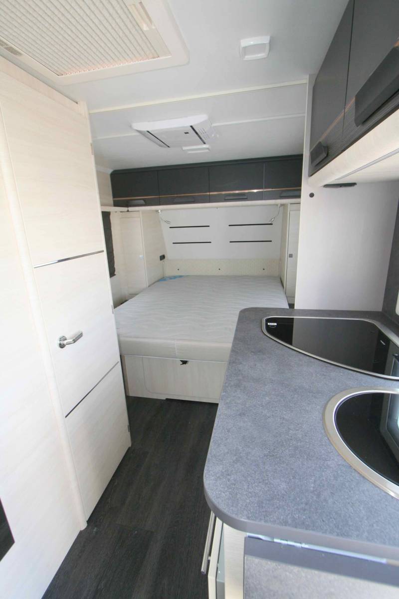 Caravane occasion 4 couchages, lit central, lit central, presque neuve, climatisation, Caravelair Artica 490, à Roques, proche de Toulouse (31)