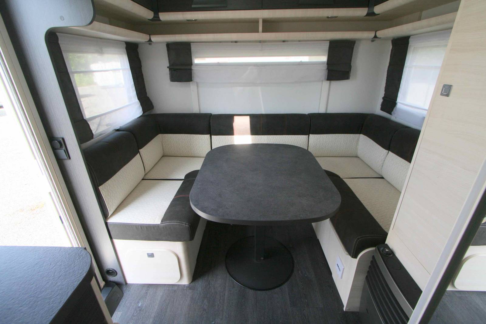 Achat Caravane occasion 4 couchages, lit central, presque neuve, climatisation, Caravelair Artica 490, à Roques, proche de Toulouse (31)