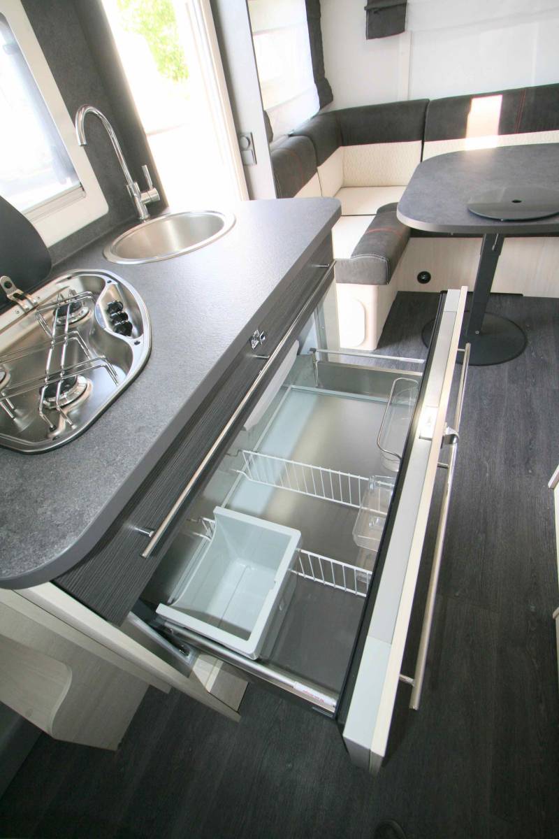 Achat Caravane occasion 4 couchages, lit central, presque neuve, climatisation, Caravelair Artica 490, à Roques, proche de Toulouse (31)