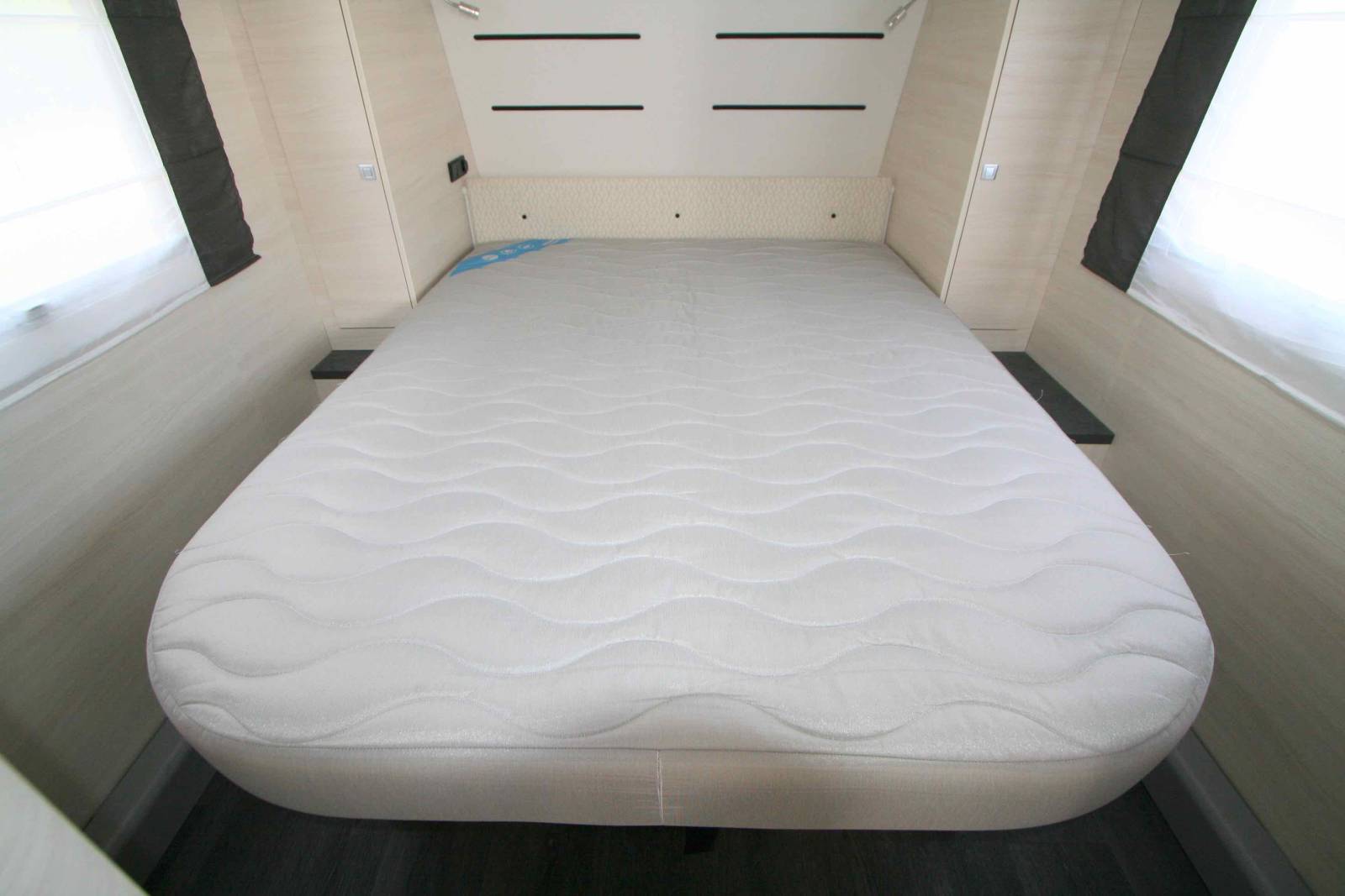 Vend Caravane occasion 4 couchages, lit central, , presque neuve, climatisation, Caravelair Artica 490, à Roques, proche de Toulouse (31)