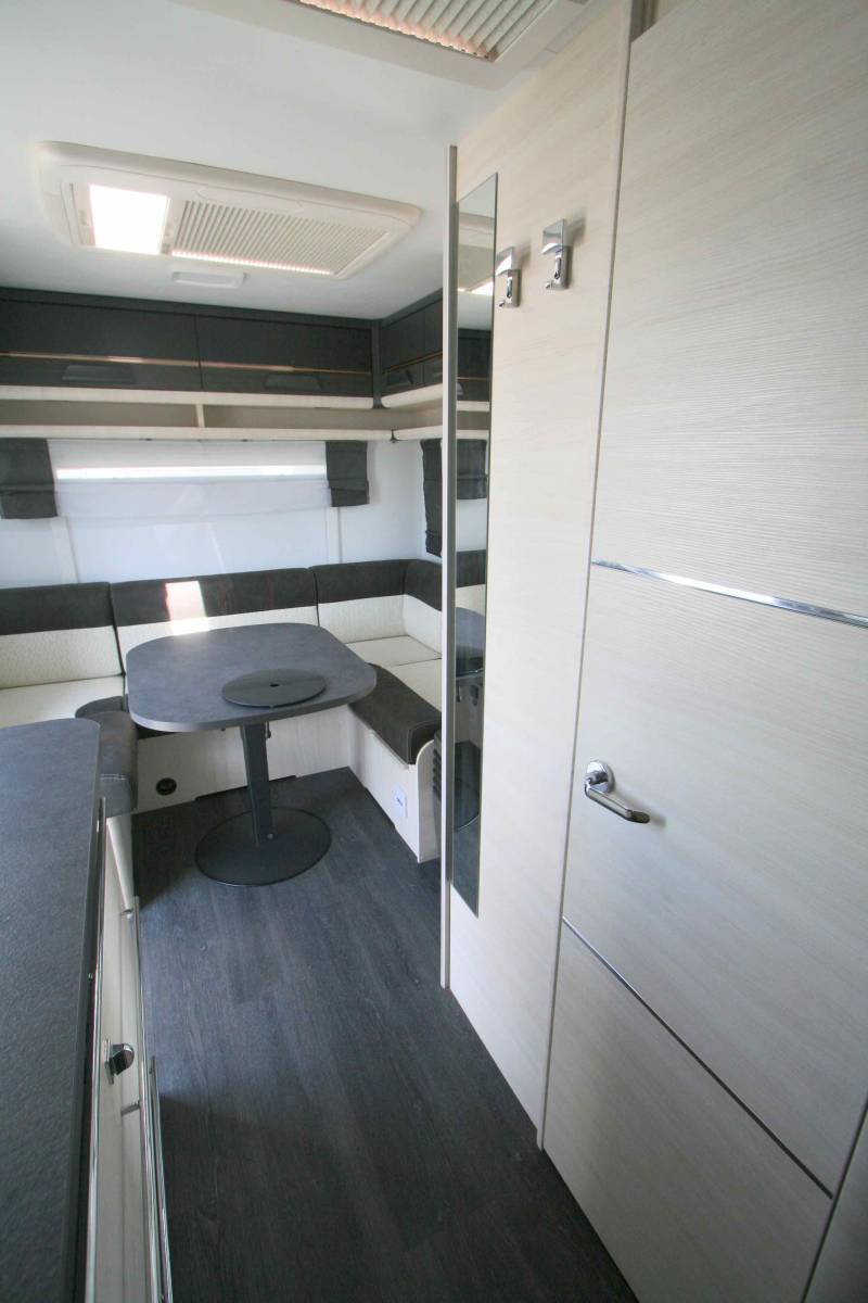 Achat Caravane occasion 4 couchages, lit central, presque neuve, climatisation, Caravelair Artica 490, à Roques, proche de Toulouse (31)
