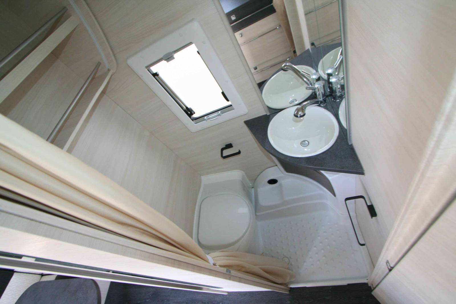 Achat Caravane occasion 4 couchages, lit central, presque neuve, climatisation, Caravelair Artica 490, à Roques, proche de Toulouse (31)