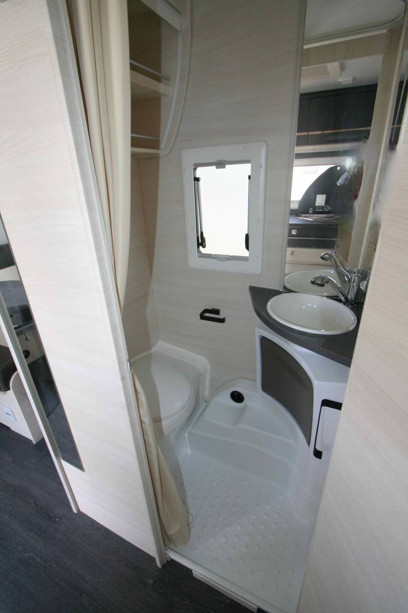 Vend Caravane occasion 4 couchages, lit central, presque neuve, climatisation, Caravelair Artica 490, à Roques, proche de Toulouse (31)