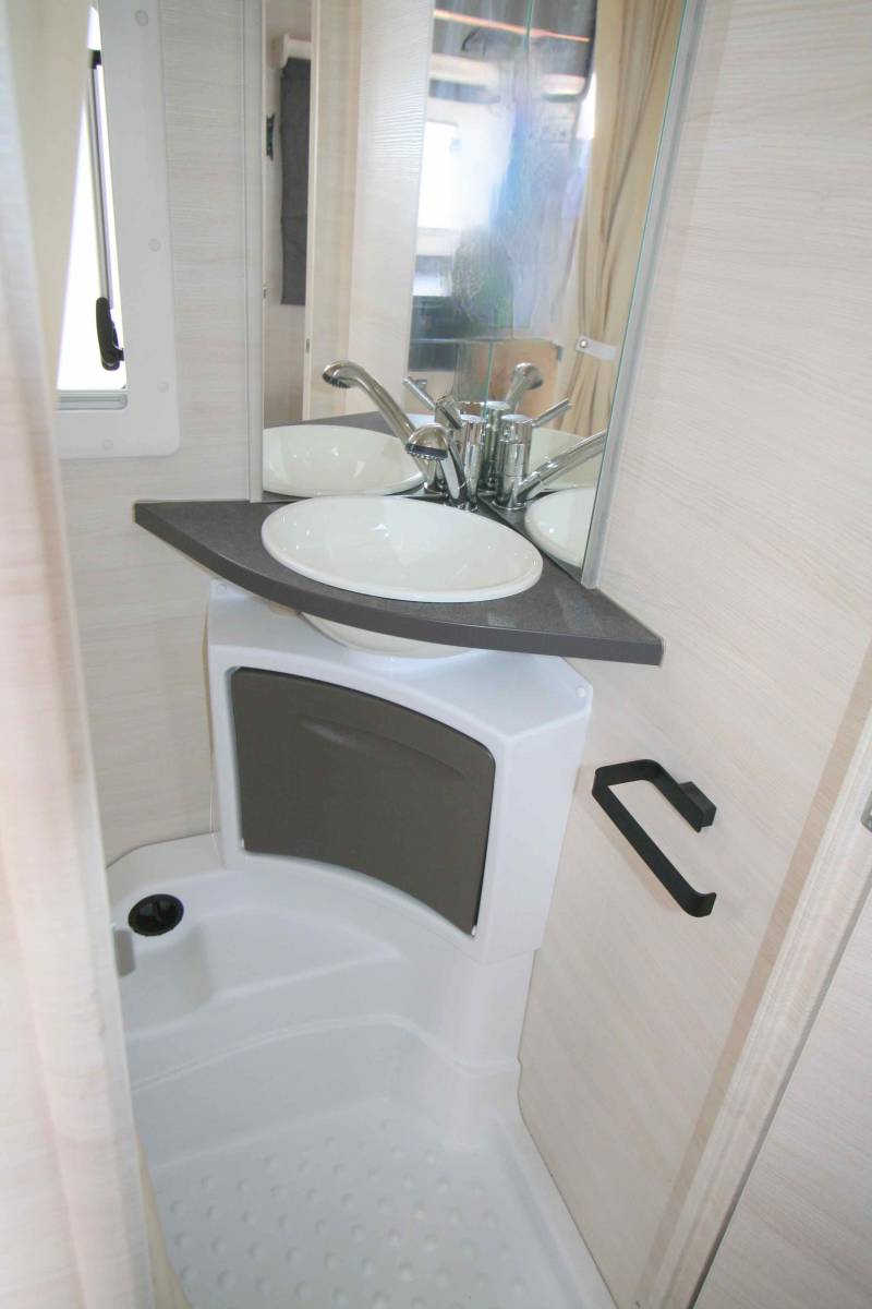 Caravane occasion 4 couchages, lit central, presque neuve, climatisation, Caravelair Artica 490, à Roques, proche de Toulouse (31)