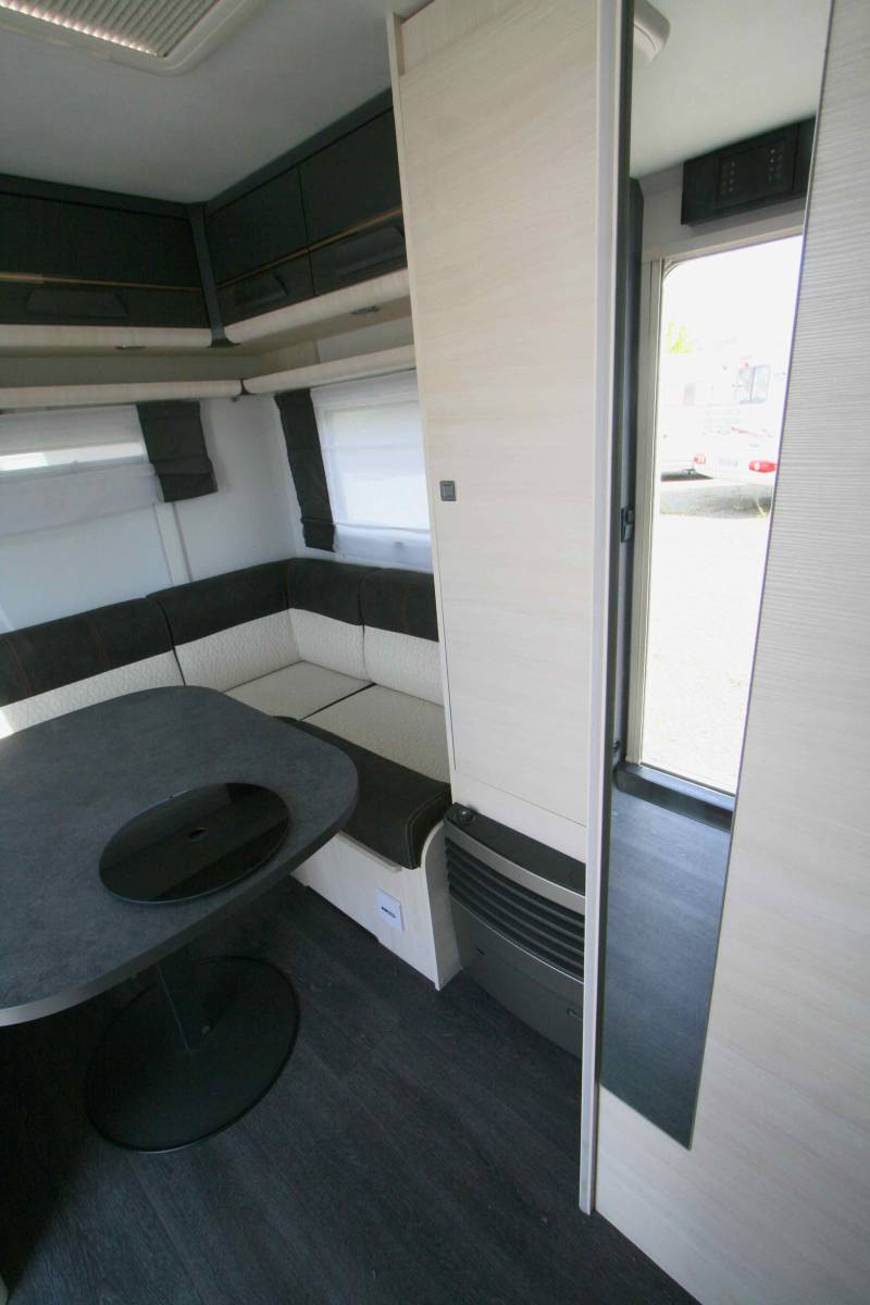 Vend Caravane occasion 4 couchages, presque neuve, climatisation, Caravelair Artica 490, à Roques, proche de Toulouse (31)