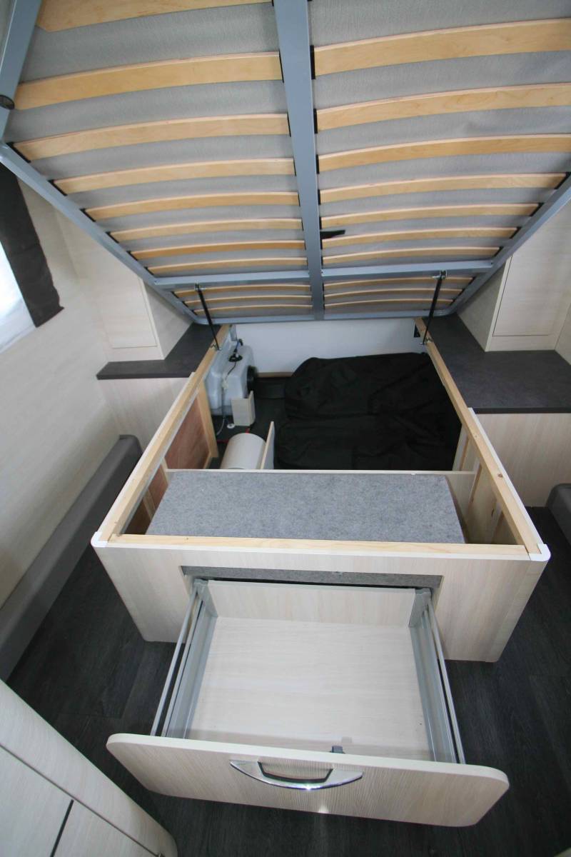 Caravane occasion 4 couchages, lit central, presque neuve, lit central, climatisation, Caravelair Artica 490, à Roques, proche de Toulouse (31)