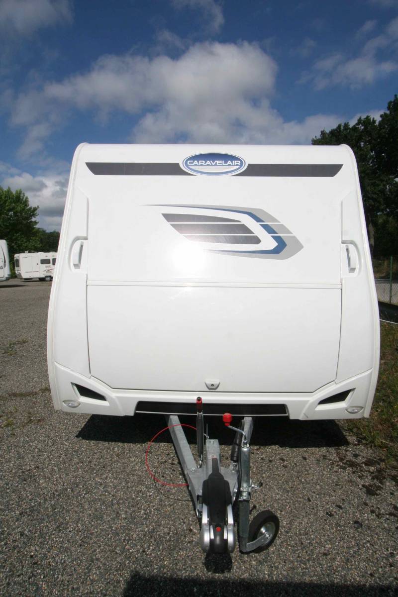 Vend Caravane occasion 4 couchages, presque neuve, lit central, climatisation, Caravelair Artica 490, à Roques, proche de Toulouse (31)