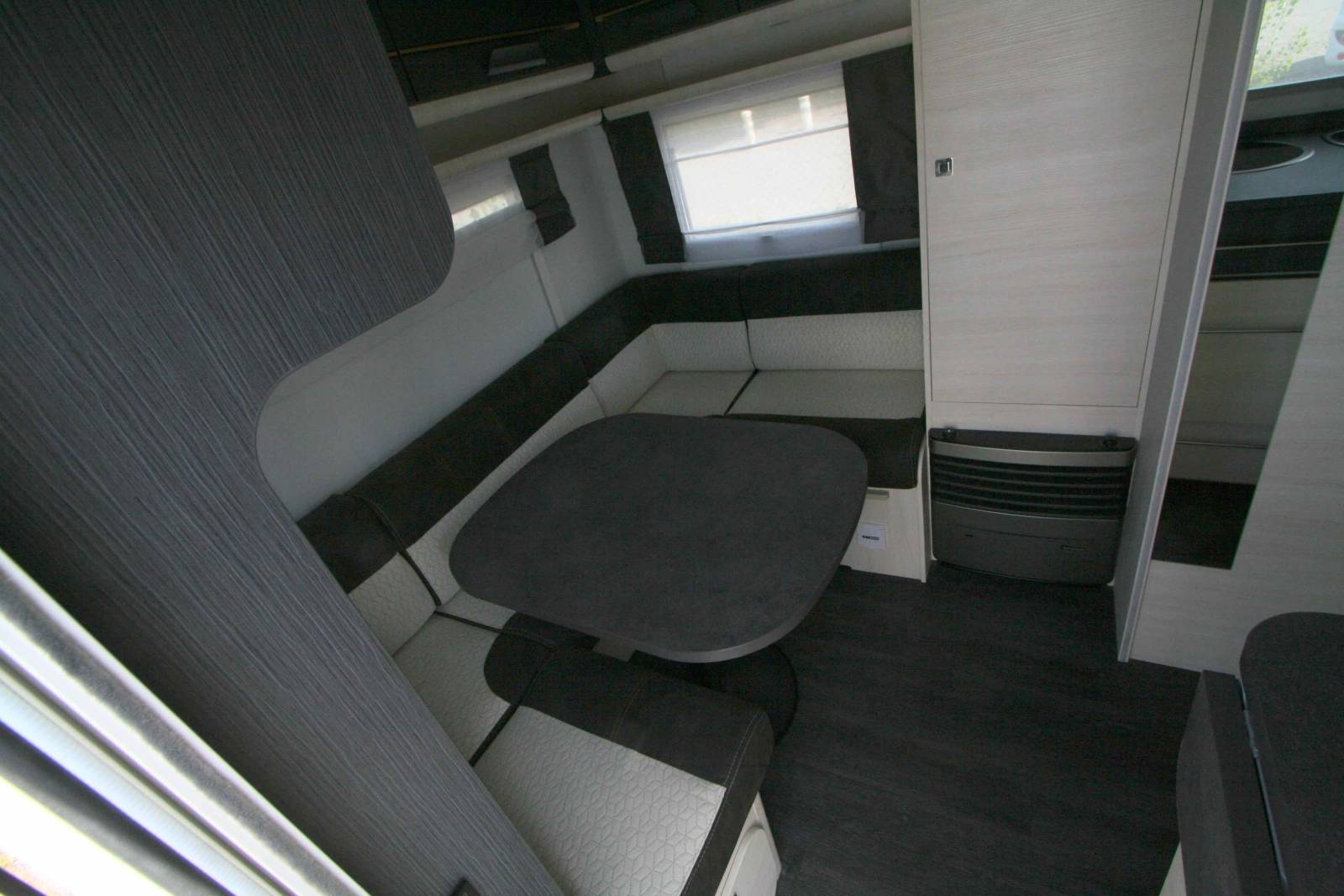 Vend Caravane occasion 4 couchages, presque neuve, lit central, climatisation, Caravelair Artica 490, à Roques, proche de Toulouse (31)