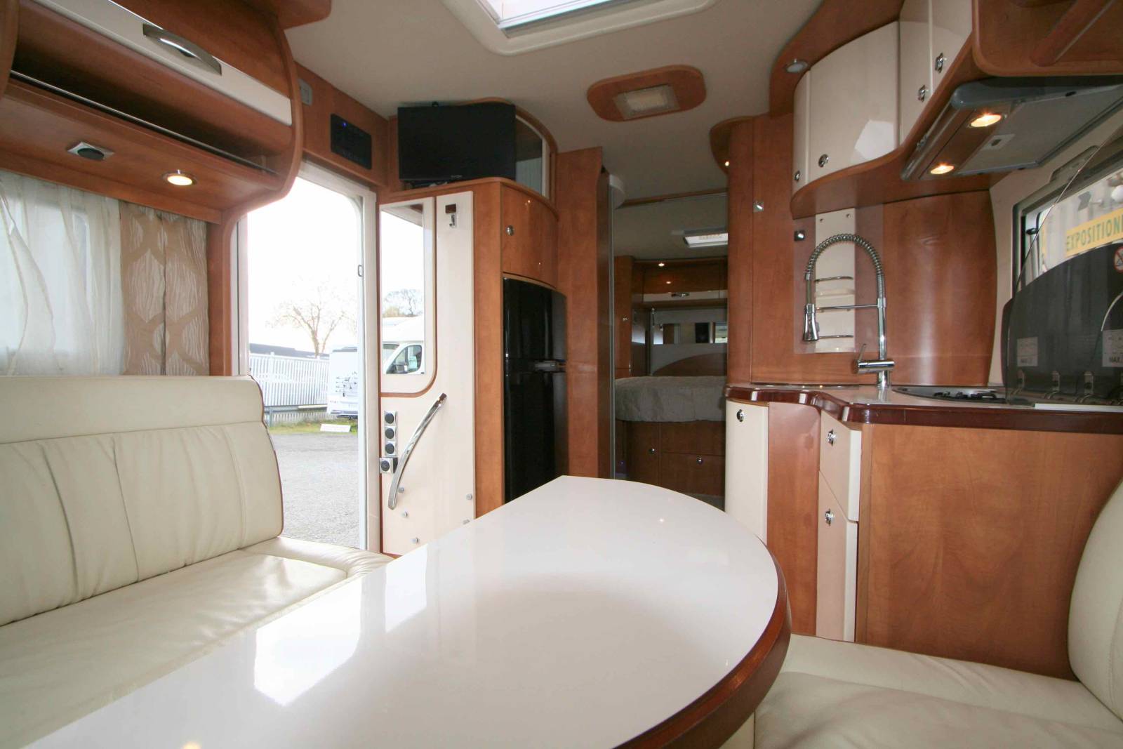 Vacances et loisirs présente un nouveau camping-car intégral occasion, boite automatique, lit central, lit de pavillon, Autostar Prestige I730 LC, à Roques proche de Toulouse (31), à Roques proche de Toulouse (31) -car intégral occasion, boite automatique