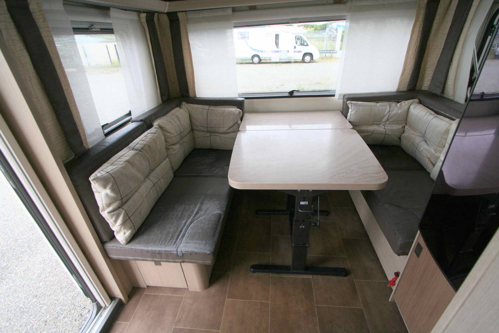 Caravane occasion, lit central, 4 couchages, Bürstner Averso 485 TS, à Roques proche de Toulouse (31)