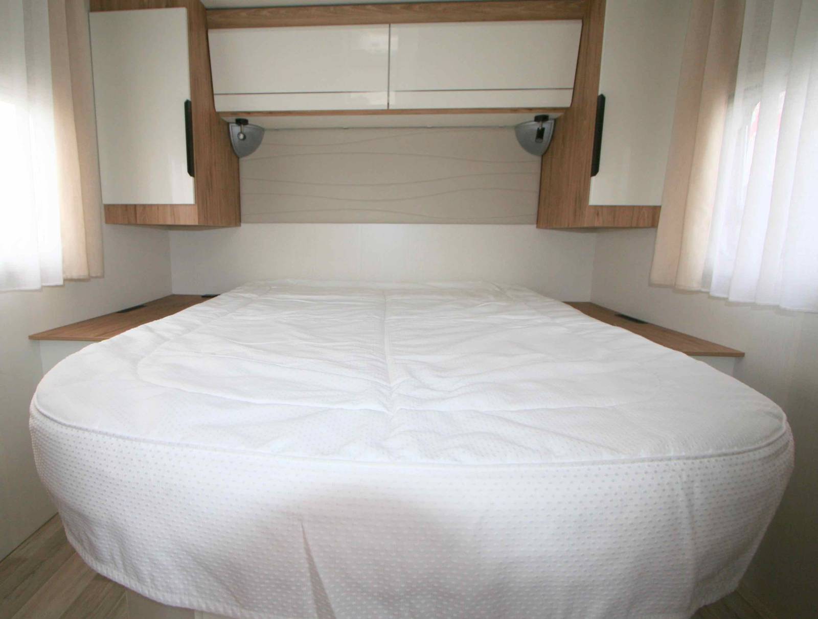 Camping-car profilé occasion, lit central, lit de pavillon,  salon face à face, climatisation moteur et cellule, Bavaria T746 Fc, chez Vacances et Loisirs spécialiste du camping-car d'occasion, à Roques proche de Toulouse (31)é