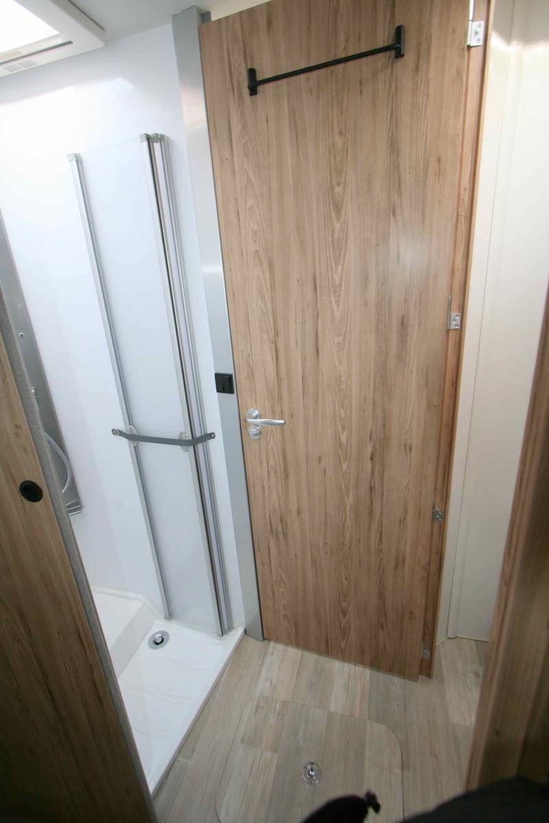 Camping-car profilé occasion, lit central, lit de pavillon, salon face à face, climatisation moteur et cellule, Bavaria T746 Fc, à Roques proche de Toulouse (31)