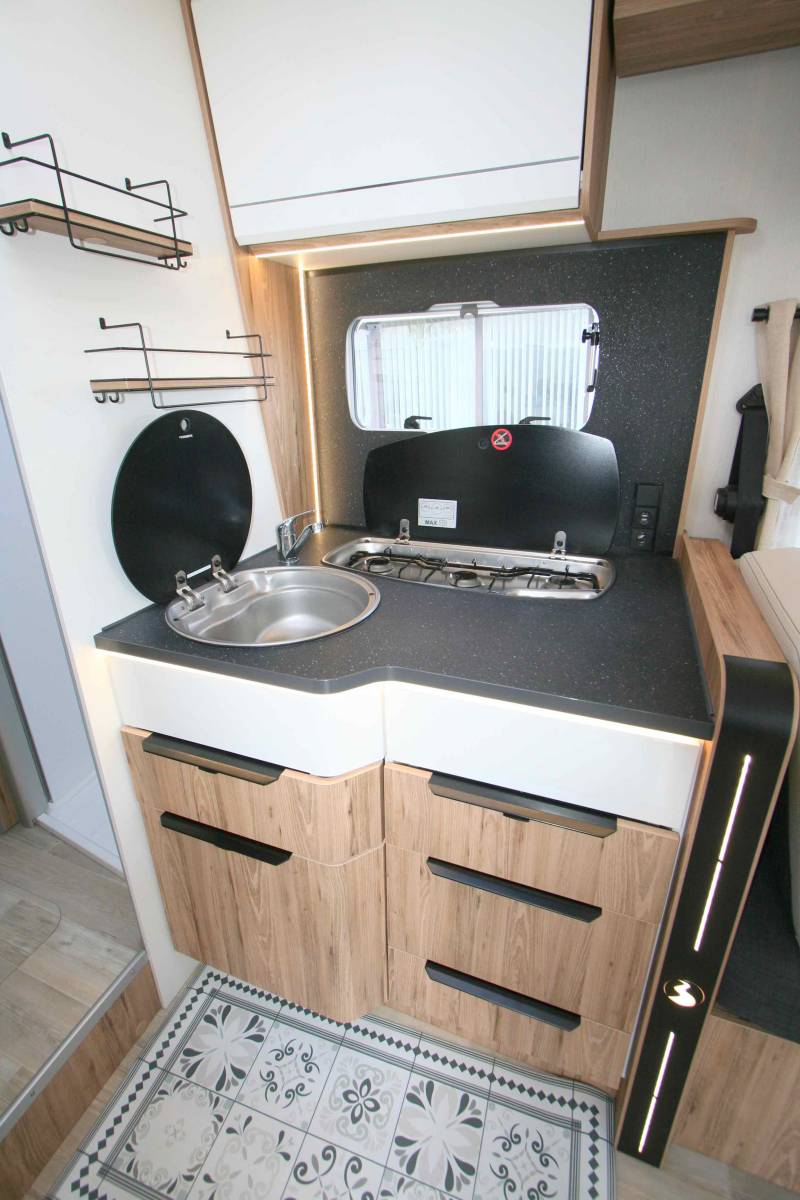 Camping-car profilé occasion, lit central, lit de pavillon, salon face à face, climatisation moteur et cellule, Bavaria T746 Fc, à Roques proche de Toulouse (31)