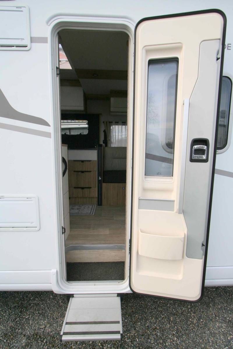 Camping-car profilé occasion, lit central, lit de pavillon,  salon face à face, climatisation moteur et cellule, Bavaria T746 Fc, chez Vacances et Loisirs spécialiste du camping-car d'occasion, à Roques proche de Toulouse (31)é