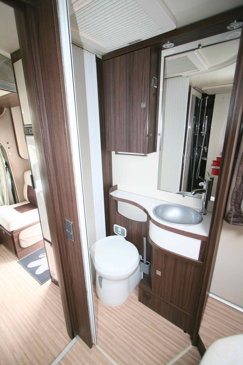 Achat Camping-car profilé d'occasion, lit central, lit de pavillon, 5 couchages, Benimar Tessoro 495, à Roques proche de Toulouse (31)