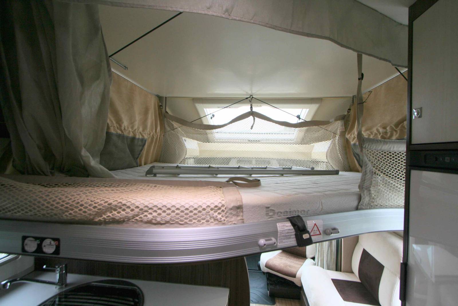 Camping-car profilé d'occasion, lit central, lit de pavillon, 5 couchages, Benimar Tessoro 495, à Roques proche de Toulouse (31)