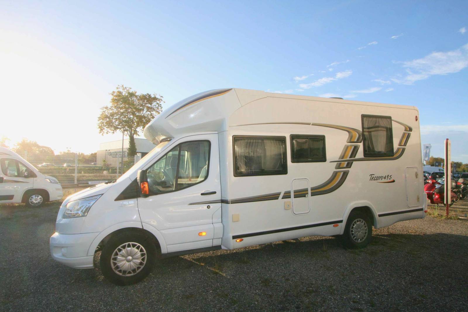 Camping-car profilé d'occasion, lit central, lit de pavillon, 5 couchages, Benimar Tessoro 495, à Roques proche de Toulouse (31)