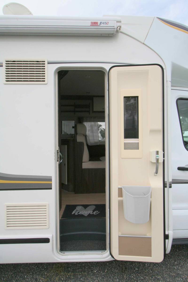 Camping-car profilé d'occasion, lit central, lit de pavillon, 5 couchages, Benimar Tessoro 495, à Roques proche de Toulouse (31)