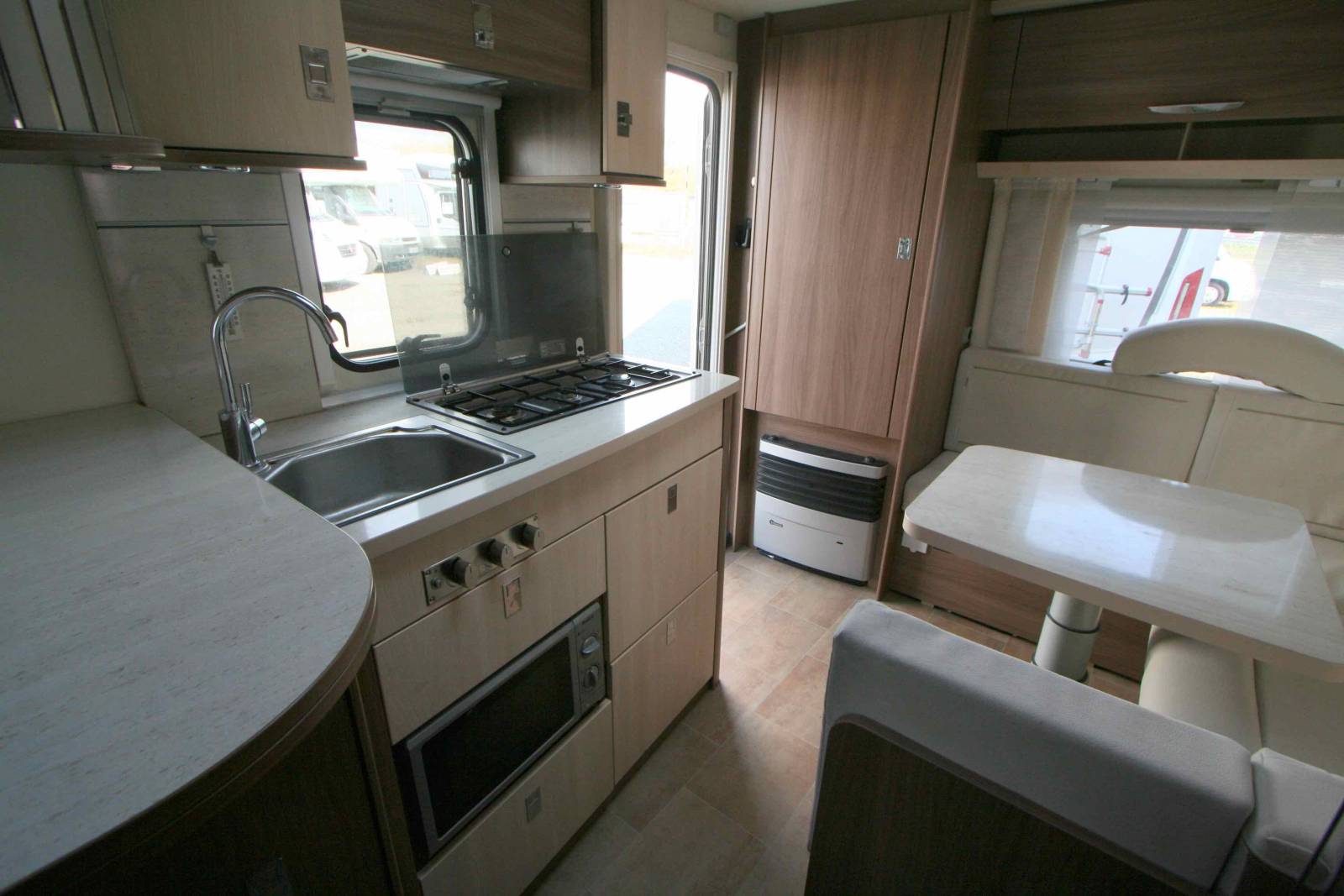 Caravane Occasion 4 couchages, lit à la française, salon en U, Bürstner 450 TS Averso Top, à Roques, proche de Toulouse (31)