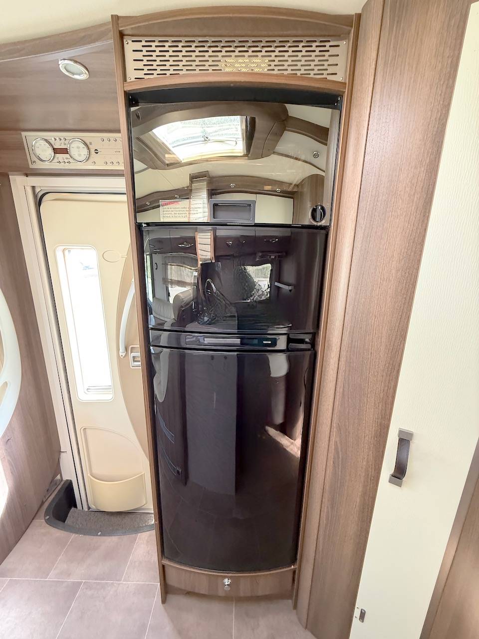 Vend Camping-car occasion intégral, lit central, lit de pavillon, poids lourd, boîte automatique, Bürstner Elégance I 800, à Roques proche de Toulouse (31)