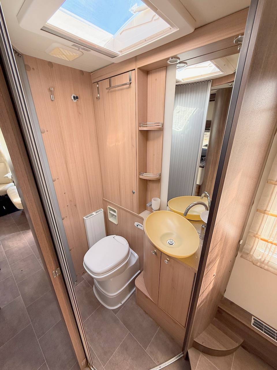 Camping-car occasion intégral, lit central, lit de pavillon, poids lourd, boîte automatique, Bürstner Elégance I 800, à Roques proche de Toulouse (31)