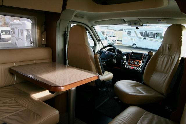 Camping-car profilé occasion, poids lourd, boite automatique, lits jumeaux, Bürstner Ixeo Plus IT 726, à Roques proche Toulouse (31)