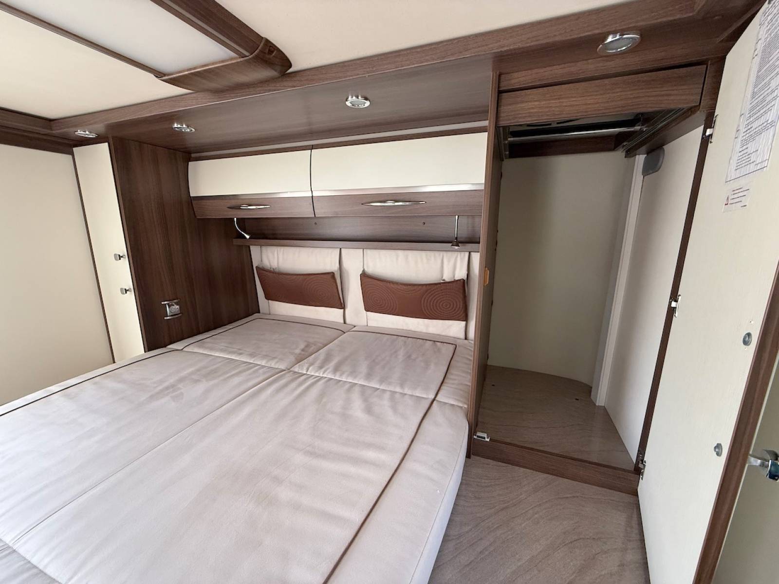 Camping-car occasion intégral, lit central, lit de pavillon, poids lourd, boîte automatique, Bürstner Elégance I 800, à Roques proche de Toulouse (31)