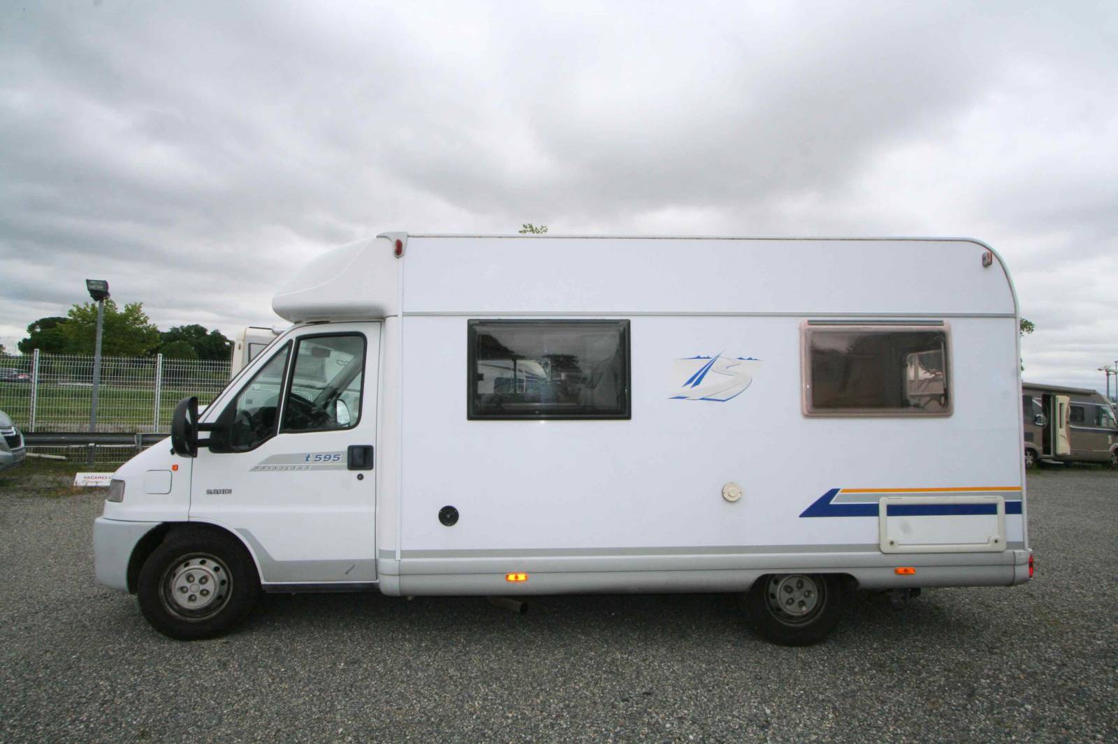 Camping-car profilé occasion, moins de 6 m, 4 places, Bürstner T 595 Privilège, à Roques près Toulouse 31